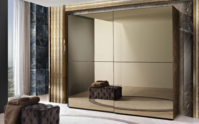 Elegante armario de espejo con puertas correderas en estilo moderno.