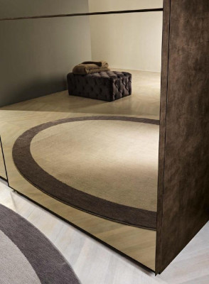Elegante armario de espejo con puertas correderas en estilo moderno.