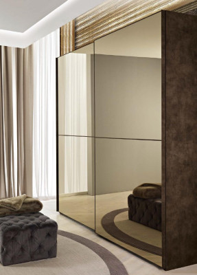 Elegante armario de espejo con puertas correderas en estilo moderno.