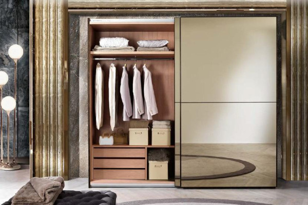 Elegante armario de espejo con puertas correderas en estilo moderno.