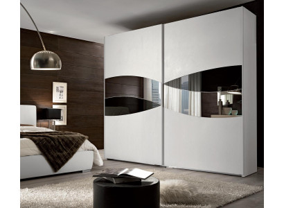 Armario con puertas correderas de madera para dormitorio con espejo de madera.