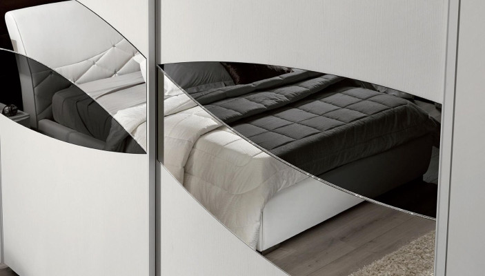 Armario con puertas correderas de madera para dormitorio con espejo de madera.