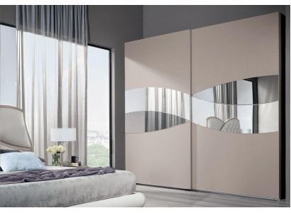 Armario con puertas correderas de madera para dormitorio con espejo.