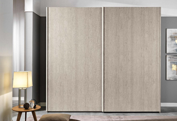 Moderno armario guardarropa con puertas correderas para el dormitorio de madera natural.