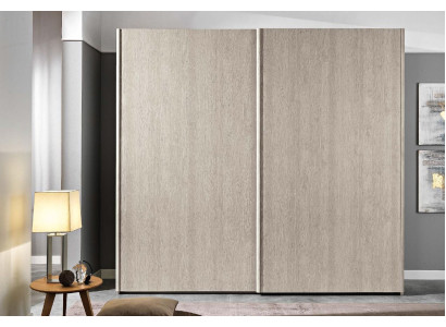 Moderno armario guardarropa con puertas correderas para el dormitorio de madera natural.