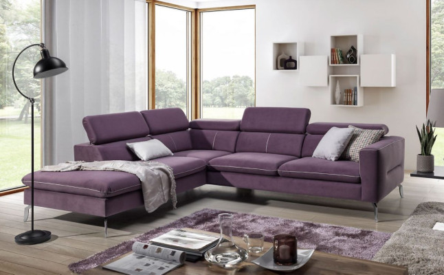 Un sofá de esquina funcional y elegante de estilo moderno para su hogar con un lujoso tapizado en color morado.