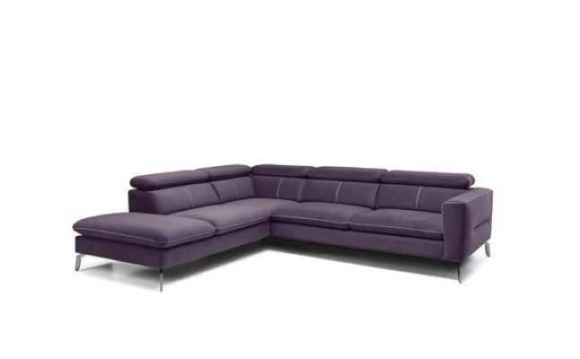 Un sofá de esquina funcional y elegante de estilo moderno para su hogar con un lujoso tapizado en color morado.
