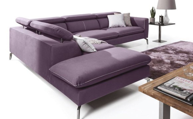Un sofá de esquina funcional y elegante de estilo moderno para su hogar con un lujoso tapizado en color morado.