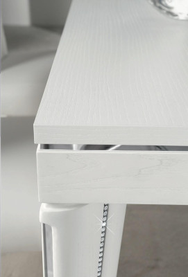 Mesa extensible de comedor de madera de lujo con diseño moderno.