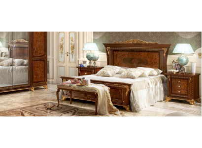 Dormitorio de muebles de madera estilo Barroco Rococó, cama doble de lujo con acolchado.