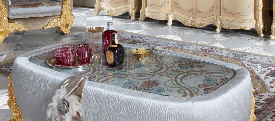 Mesa de centro exclusiva para la sala de estar hecha de madera es una maravillosa adición a su decoración interior.
