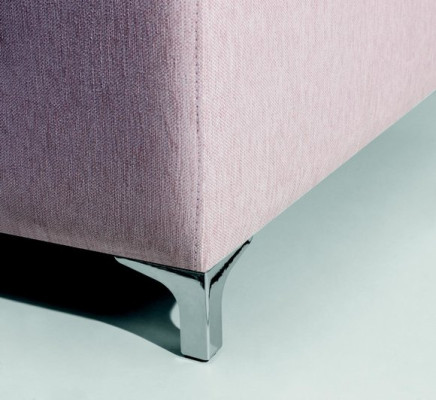 Un sofá de 2 plazas moderno y cómodo en color rosa elegante y respetable.