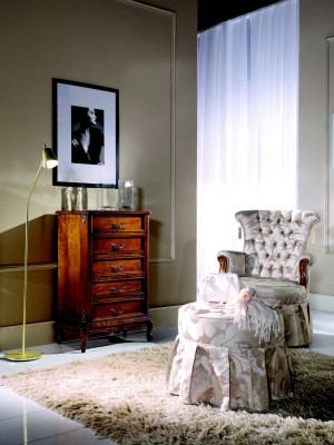 Diseño de muebles de estilo barroco, cómoda, armario de madera marrón. Muebles italianos nuevos.