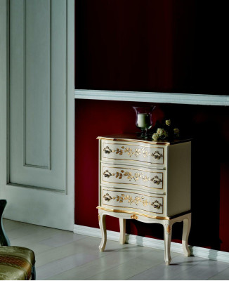 Diseñador de muebles de madera italiano. Armario alto, cómodas, armarios blancos.