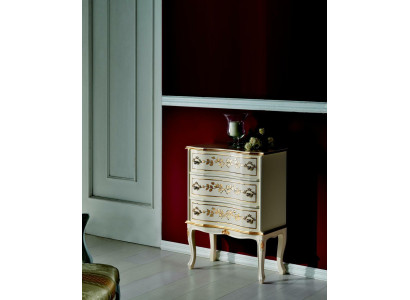 Diseñador de muebles de madera italiano. Armario alto, cómodas, armarios blancos.