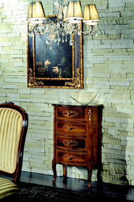 Muebles de estilo italiano de lujo en madera, cómoda marrón de estilo barroco antiguo.