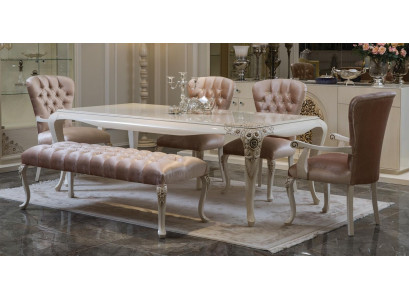 Juego de muebles de comedor clásicos en rosa suave en madera natural.