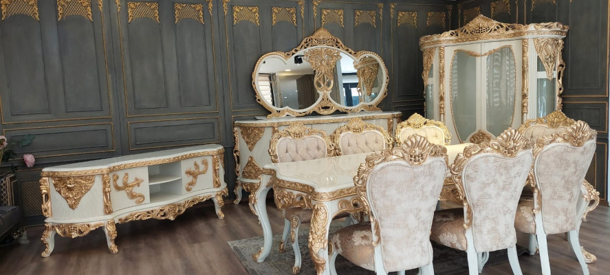 Magnífico conjunto de muebles de comedor con abundantes elementos decorativos.