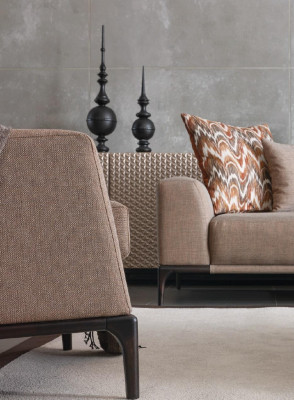 Sillón de salón diseño sofá lujo tapizado moderno marrón madera textil.