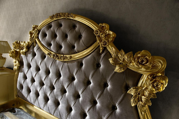 Cama clásica, camas de lujo Chesterfield, dormitorio del hotel, muebles de estilo barroco nuevos.