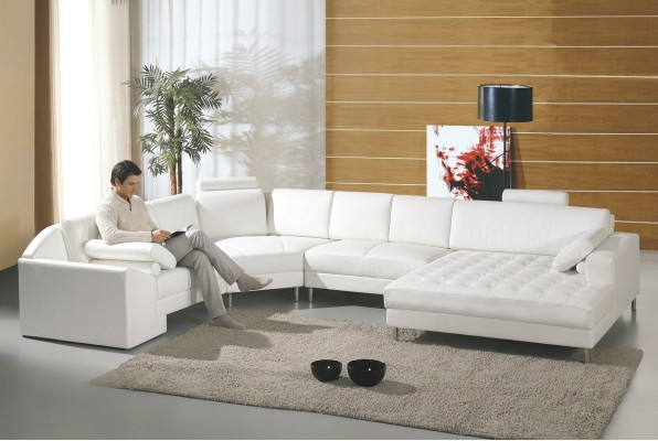 Moderno paisaje de sala con botones Chesterfield sofá de cuero sofá tapizado.