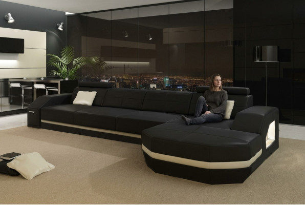 Elegante sofá de esquina negro en forma de L. Muebles elegantes para tu hogar.