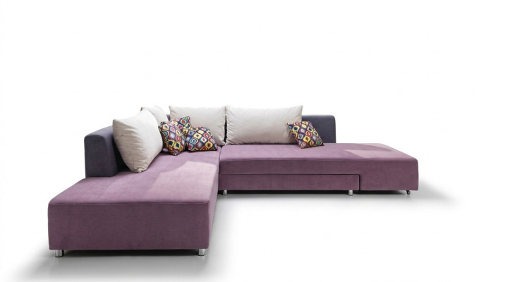 Un lujoso sofá grande en forma de esquina está hecho de material de alta calidad por fabricantes de muebles europeos.
