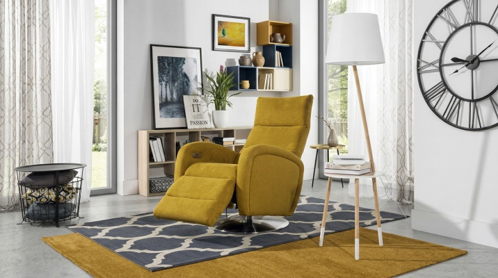Sillón reclinable con terapia automática para la televisión.