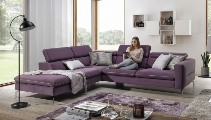 Un sofá de esquina funcional y elegante de estilo moderno para su hogar con un lujoso tapizado en color morado.