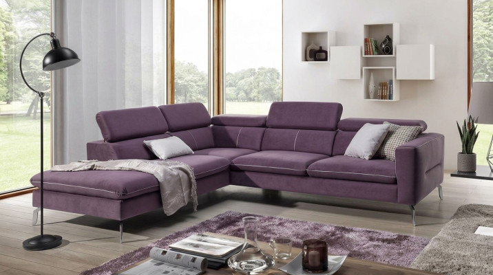 Un sofá de esquina funcional y elegante de estilo moderno para su hogar con un lujoso tapizado en color morado.