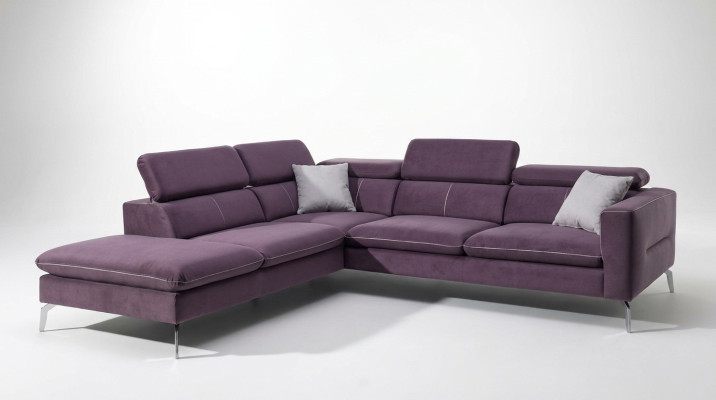 Un sofá de esquina funcional y elegante de estilo moderno para su hogar con un lujoso tapizado en color morado.