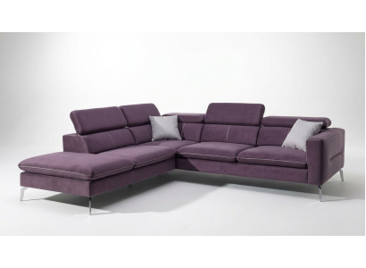 Un sofá de esquina funcional y elegante de estilo moderno para su hogar con un lujoso tapizado en color morado.