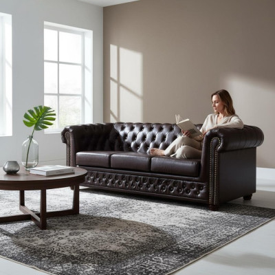 Moderno sofá Chesterfield de tres plazas en cuero sintético, acogedor y elegante.