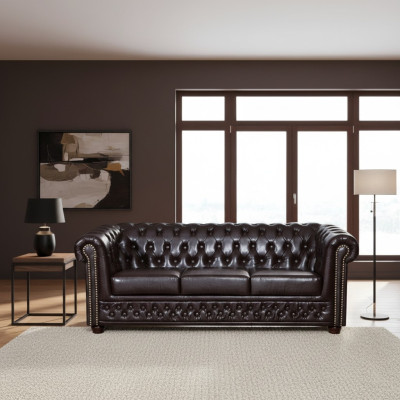 Moderno sofá Chesterfield de tres plazas en cuero sintético, acogedor y elegante.
