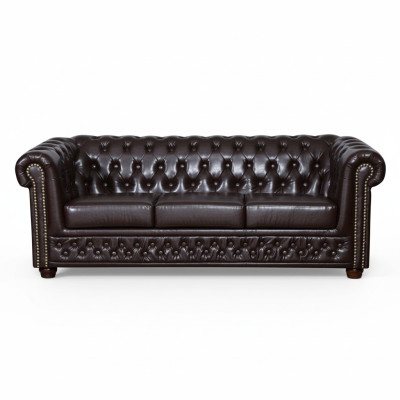 Moderno sofá Chesterfield de tres plazas en cuero sintético, acogedor y elegante.