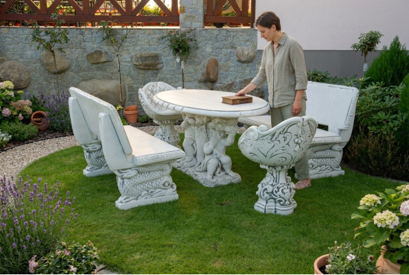 Diseño de jardín de banco en estilo antiguo de piedra para muebles de terraza en el exterior.