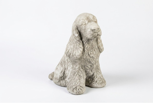 Decoración de jardín Estatua de piedra blanca de perro en la terraza.
