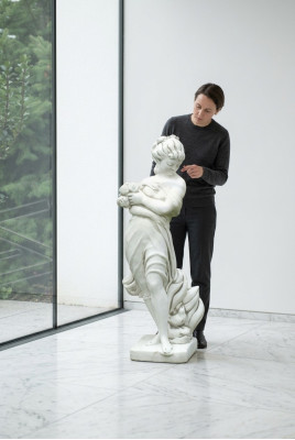 La escultura de mujer de 122 cm es una figura de diseño para jardín.