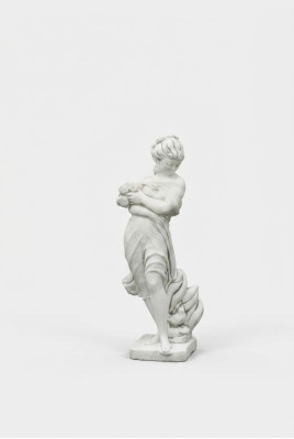 La escultura de mujer de 122 cm es una figura de diseño para jardín.