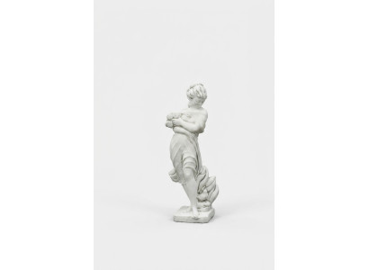 La escultura de mujer de 122 cm es una figura de diseño para jardín.