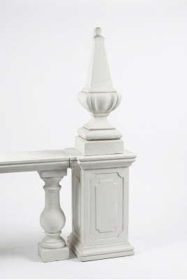 Decoración de columnas cónicas de piedra estilo antiguo romano.