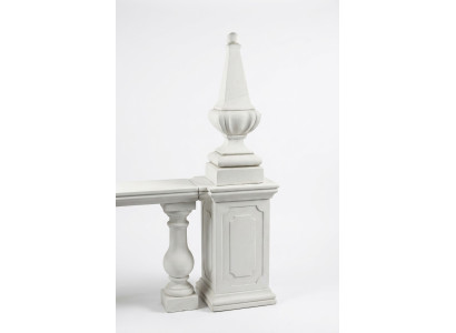 Decoración de columnas cónicas de piedra estilo antiguo romano.