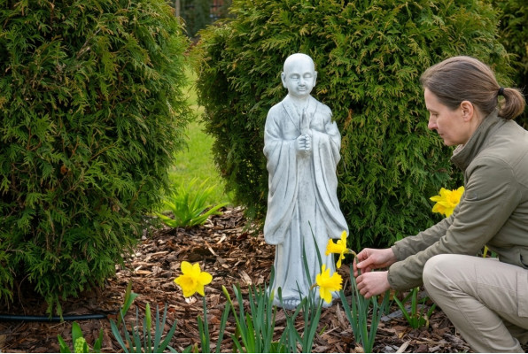 Escultura de Buda en imitación de piedra. Gran escultura decorativa para el jardín.