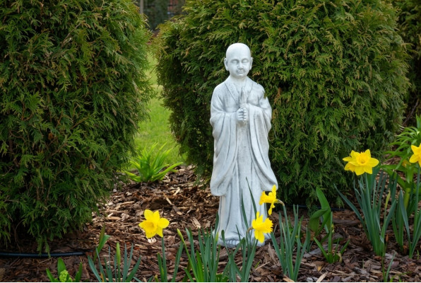 Escultura de Buda en imitación de piedra. Gran escultura decorativa para el jardín.