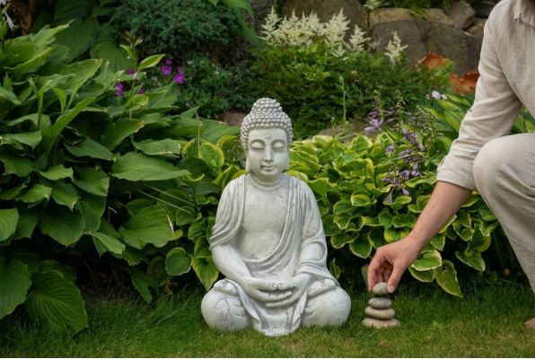 Figura de Buda escultura en imitación de piedra. Gran escultura para jardín decorativo.