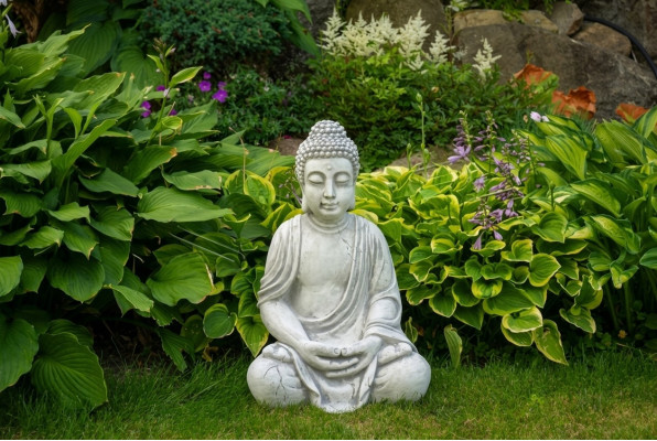 Figura de Buda escultura en imitación de piedra. Gran escultura para jardín decorativo.