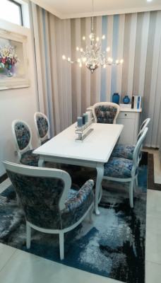 Mesa de comedor conjunto de mesa + 4 sillas silla de diseñador conjunto de sillas con respaldo.