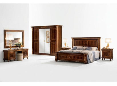 Clásica cama de madera de diseñador. Camas de lujo. Noble barroco rococó matrimonial.