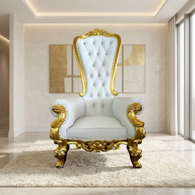Un hermoso sillón blanco adornado al estilo barroco y Chesterfield con elementos del estilo Chesterfield.