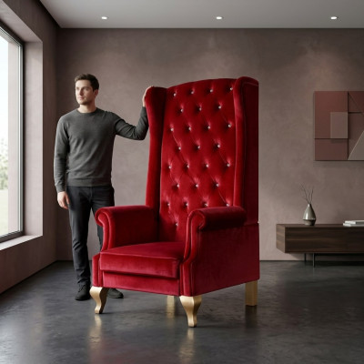 La silla Voltaire es un impresionante ejemplo del estilo clásico inglés en un rico tono rojo.